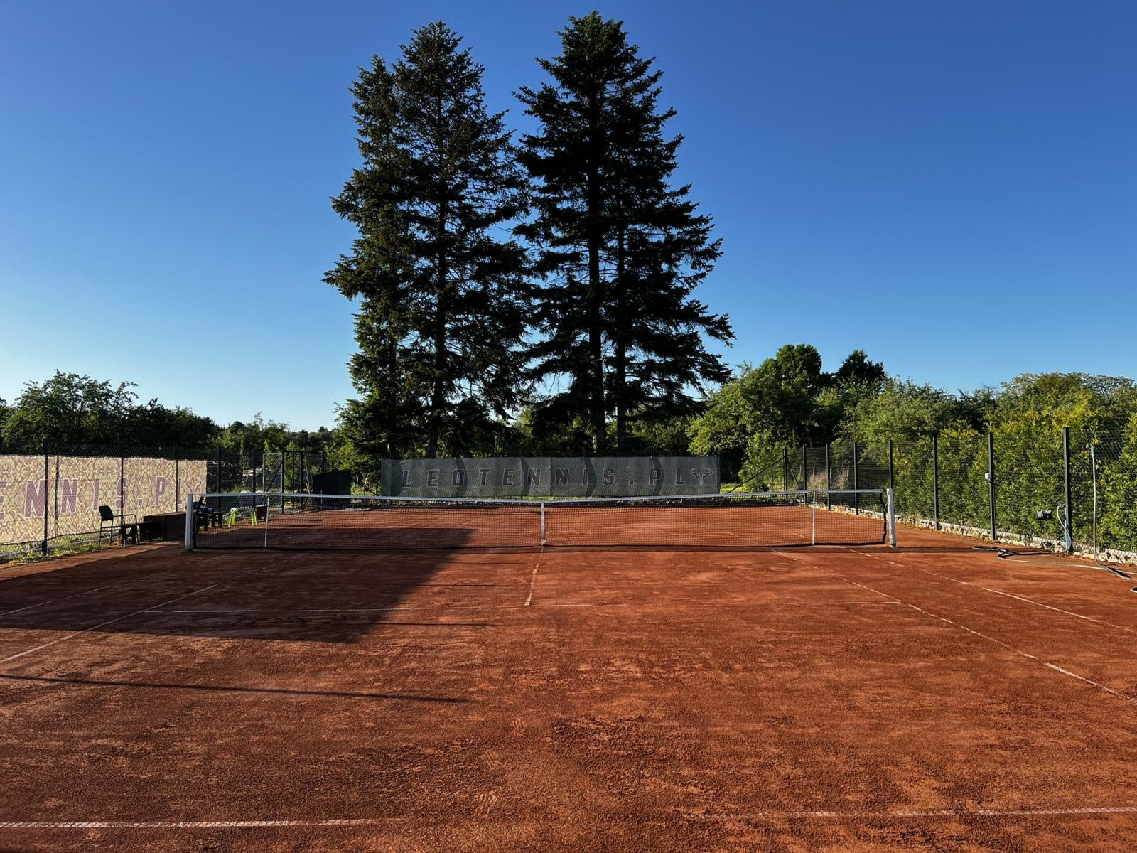 Kort ziemny LeoTennis w Dębowcu koło Jasła — wczesnoporanne światło